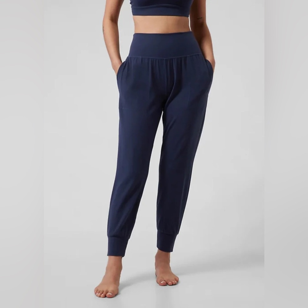Athleta Salutation Jogger in Powervita size M